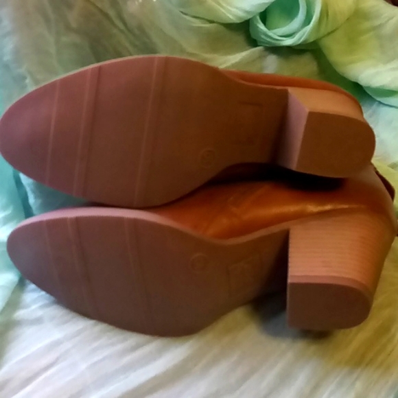 New Low heel booties - Picture 2 of 3